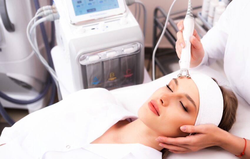 Quantum RF Treatment in Bedford, Texas: How It Works and Why It’s Worth It 4 Woman receiving Quantum RF treatment in Bedford TX for non-surgical skin tightening