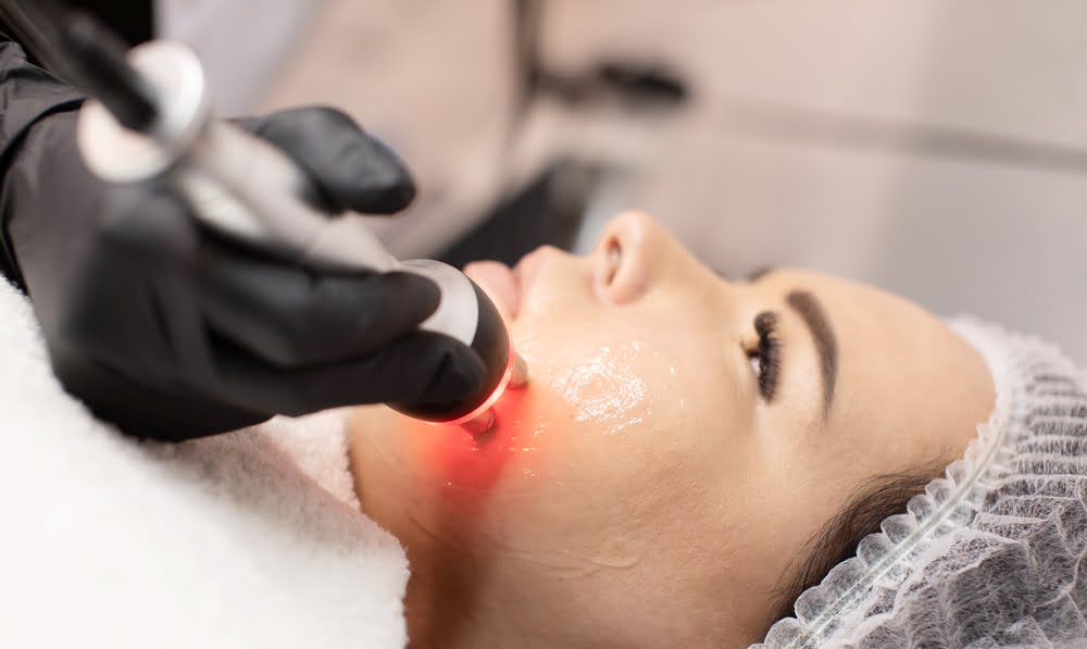 Provider delivering Quantum RF treatment in Mansfield TX to patient jaw and neck area at Medi-Elite Health and Wellness Bedford
